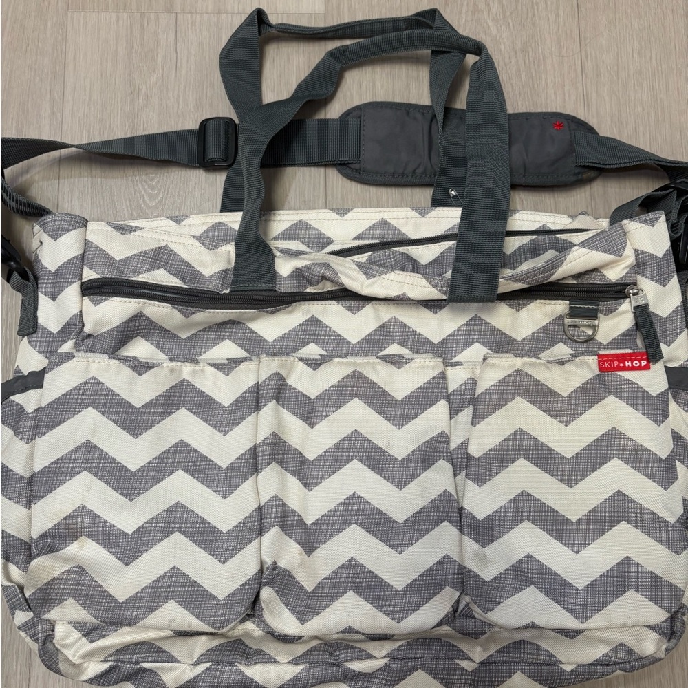 Skip Hop Black and White Chevron Messenger baby  Bag